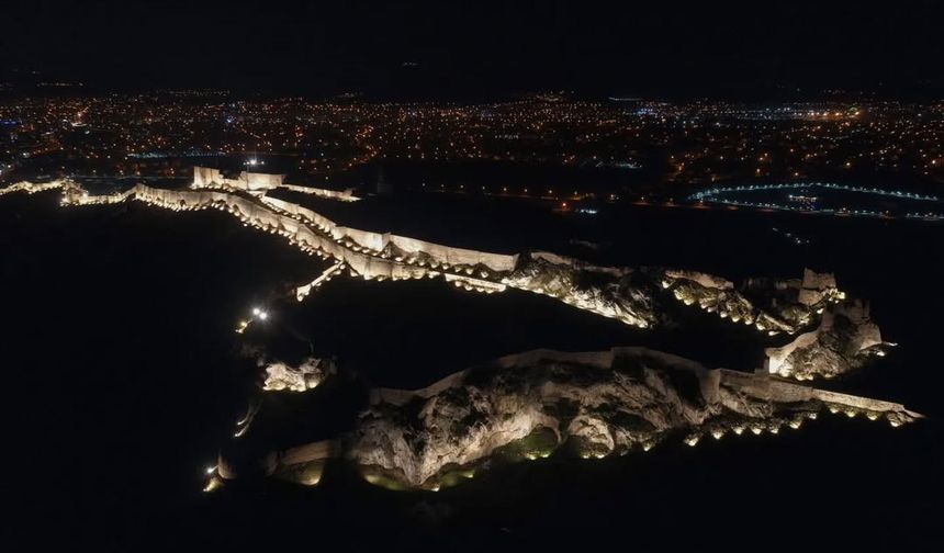 Van’ın tarihi mekanları gece bir başka güzel