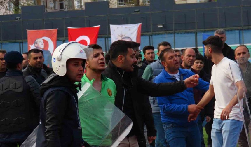 Amatör maçta taraftarlar birbirine girdi, polis güçlükle ayırdı