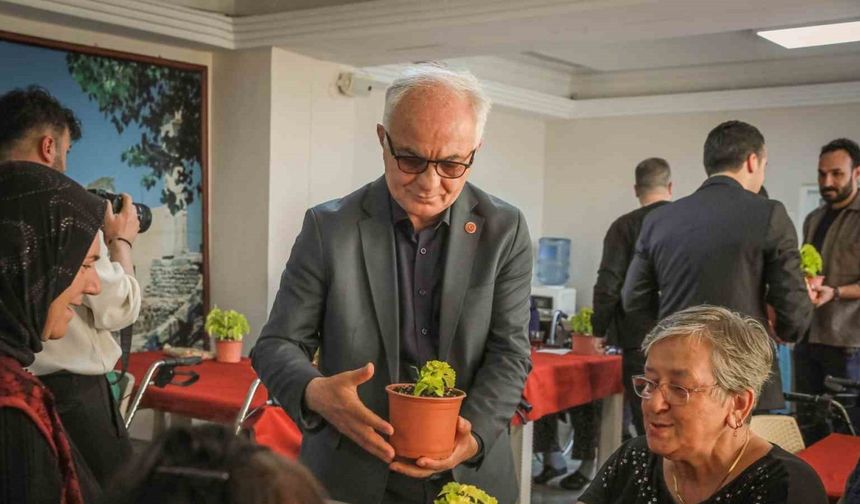 Anneler Günü’nde huzurevi sakinlerine sürpriz ziyaret