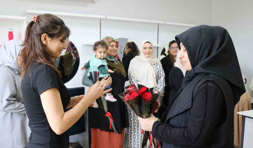Anneler Günü’nde kadın kursiyerler unutulmadı