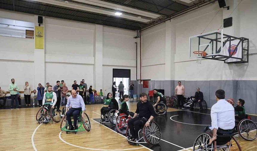 Başkan Altay tekerlekli sandalyeye oturdu, engelli basketbolcularla maç yaptı