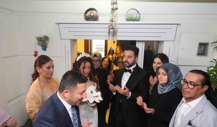 Başkan Arı, makam şoförünün gelin aracını sürdü