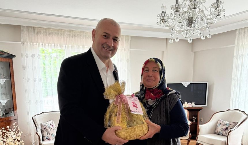 Başkan Yılmaz, şehit annesinin anneler gününü kutladı