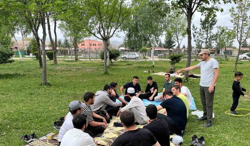Diyanet Gençlik Merkezi’nden sınav öncesi moral pikniği