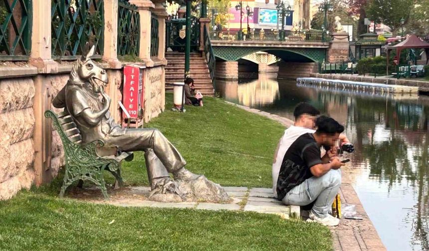 Eskişehir’de trajikomik kare: ’Çekirdek Çitleyen Eşek’in önünde çekirdek çitlediler