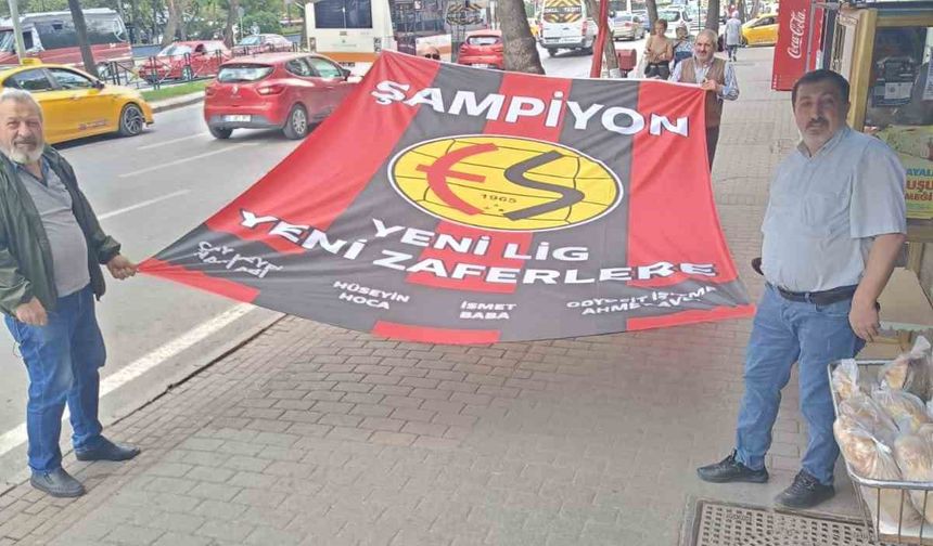 Esnaf kendi imkanlarıyla dev Eskişehirspor bayrağı yaptırdı