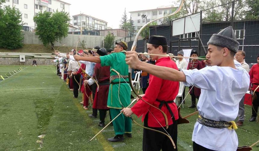Geleneksel Türk okçuluğunda gençler Kütahya’da buluştu