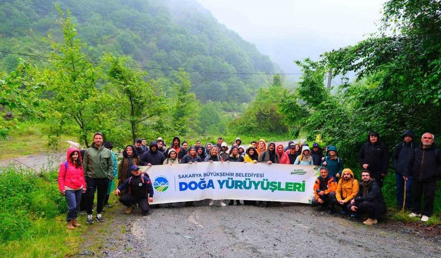 Hafif yağmur eşliğinde tabiatı keşfettiler