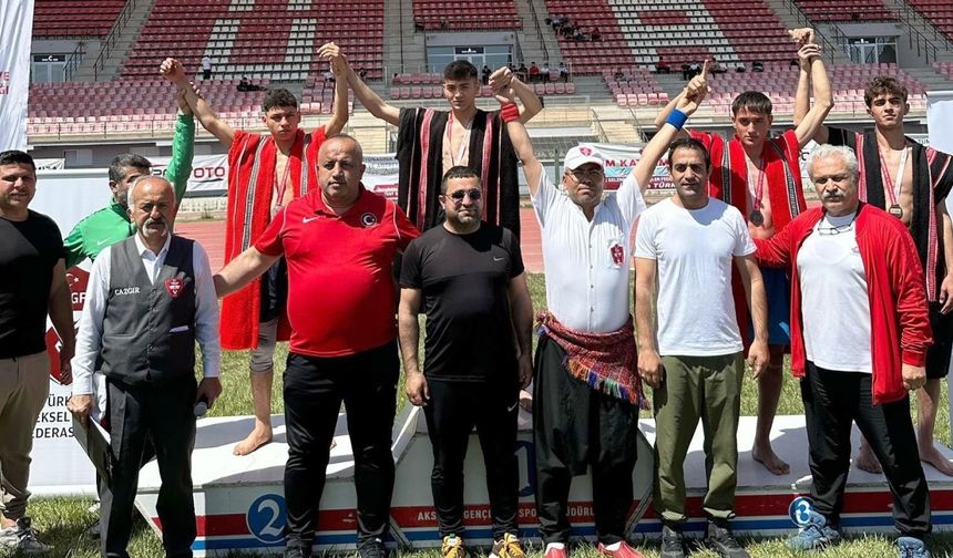 Hakkarili güreşçilerden büyük başarı