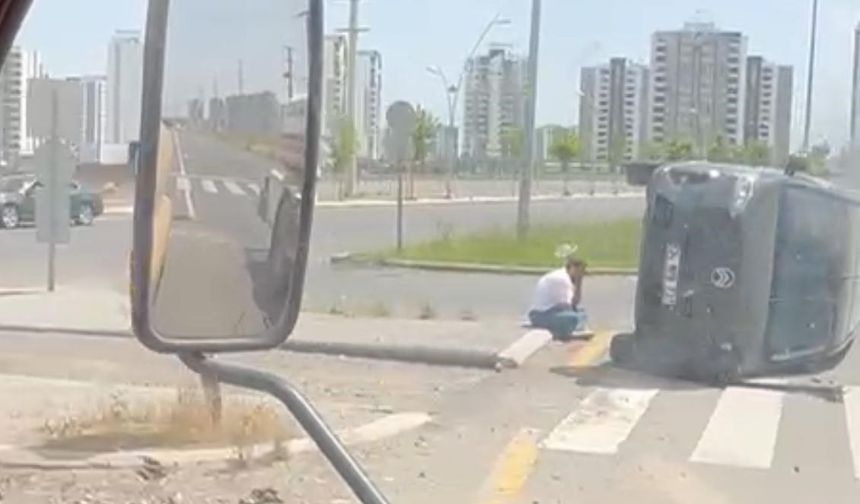 Kaza geçiren sürücü yan yatan kamyonetinin başında bekledi