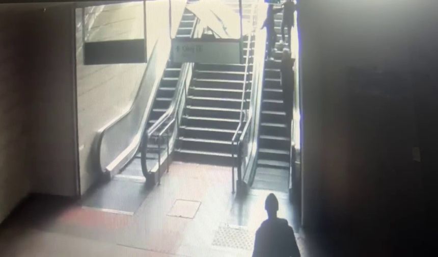 Maltepe metro istasyonunda reklam panosu kadının üzerine böyle düştü