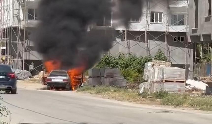 Mardin’de park halindeki otomobil alev topuna döndü