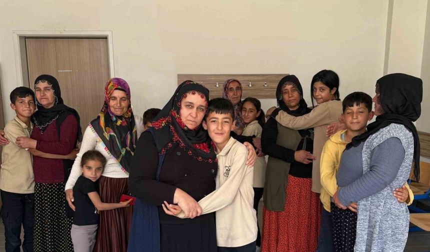 Okulda duygu dolu Anneler Günü etkinliği: Anneler, çocuklarını seslerinden tanıdı