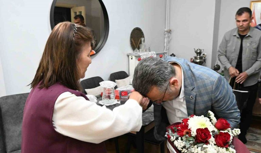Vali Aksoy’dan şehit annesine Anneler Günü ziyareti