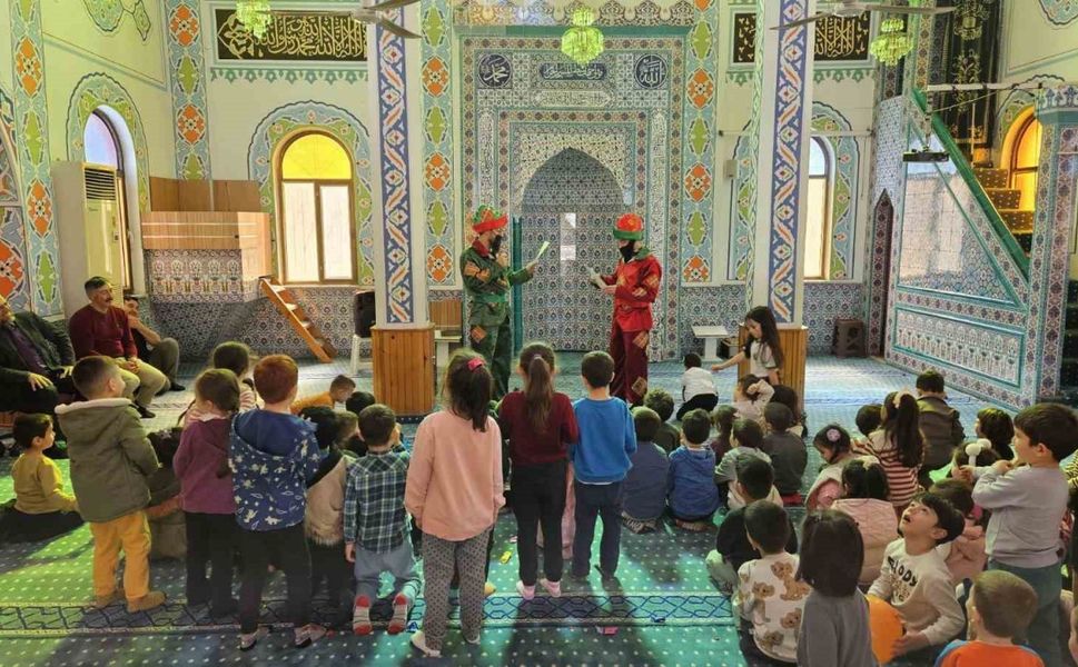 Köşk Müftülüğü camiyi oyun parkına çevirdi, mihrapta imam yerine Hacivat-Karagöz yer aldı