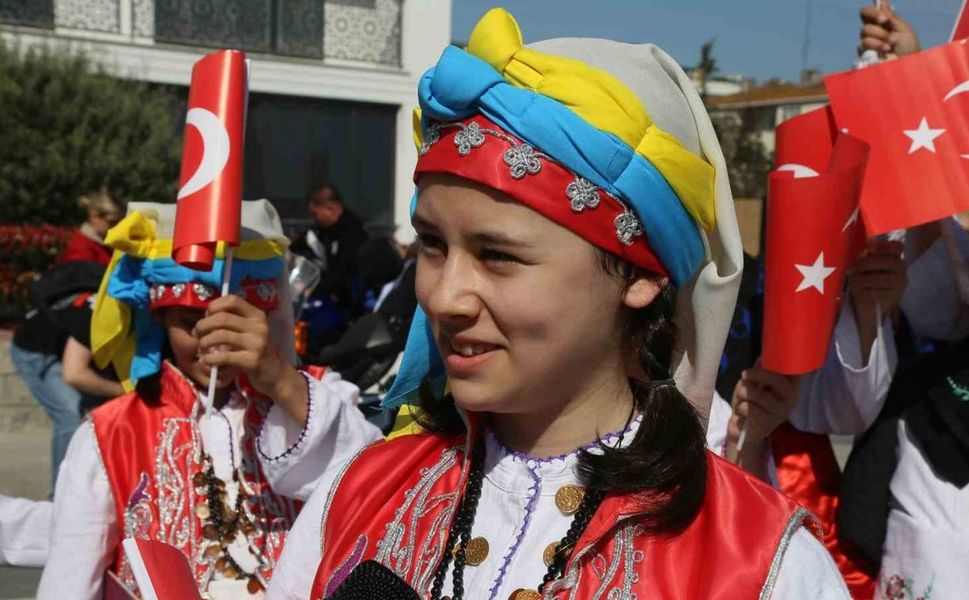Büyükçekmece’de 23 Nisan coşkusu sokaklara taştı