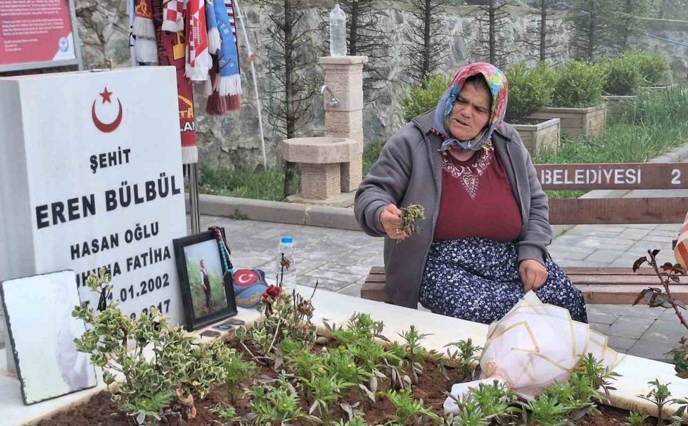 Eren Bülbül’ün annesi Ayşe Bülbül, PKK’nın silah bırakmasını değerlendirdi: "Eren’ler şehit edilmesin, hiçbir Ayşe anne ağlamasın diye onay veririm"