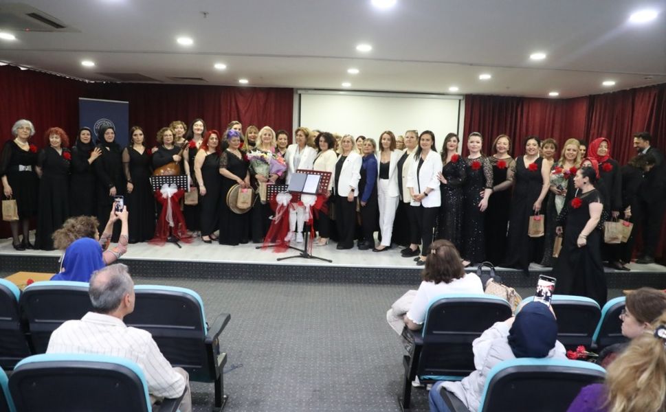 Gaziosmanpaşa’da Anneler Günü kutlamaları renkli görüntülere sahne oldu