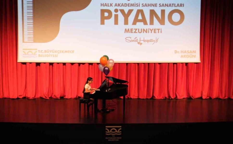 Genç piyanistler, muhteşem performanslar sergiledi