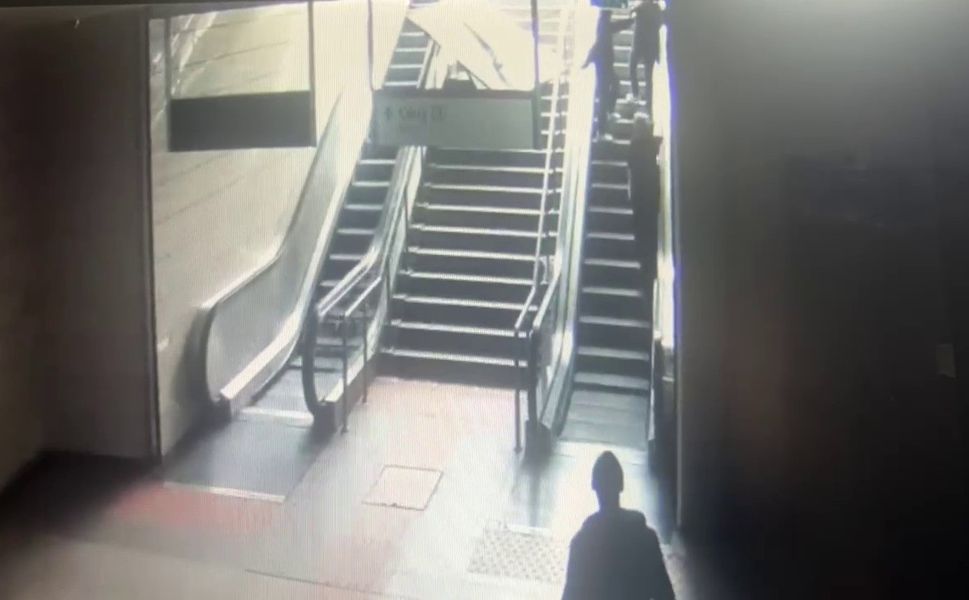 Maltepe metro istasyonunda reklam panosu kadının üzerine böyle düştü